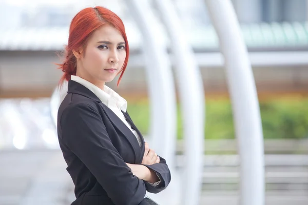 Business woman smiling arms crossed — Stock Photo, Image