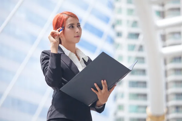 Femme d'affaires avec document — Photo