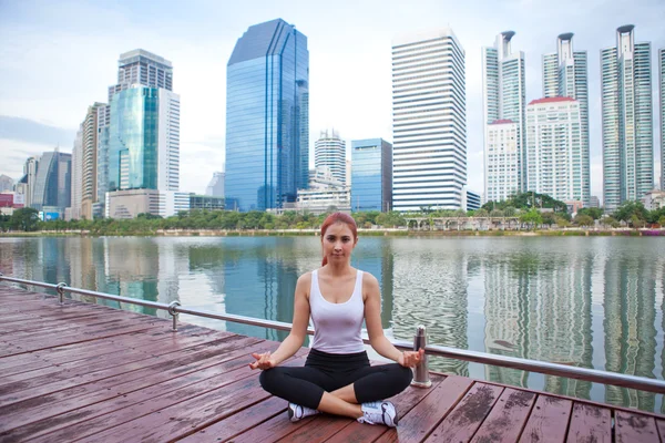 Ung kvinna som gör yogaövningar — Stockfoto