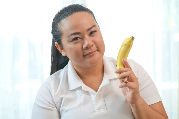 Λίπος γυναίκα με μπανάνα — Φωτογραφία Αρχείου