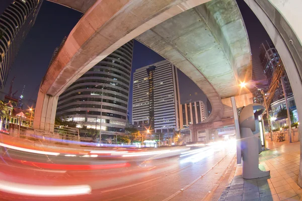 Semáforo noturno na Tailândia — Fotografia de Stock