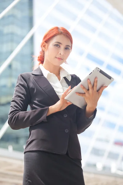 Mulher com tablet na cidade moderna — Fotografia de Stock