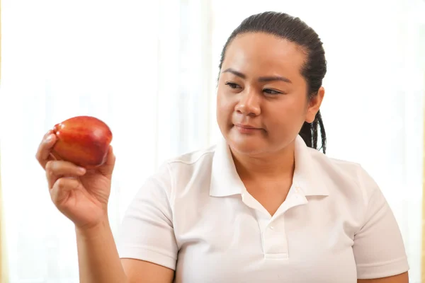 Apple'nın şişko kadınla — Stok fotoğraf