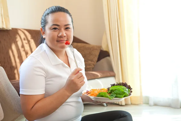 Şişman kadın salata yemek — Stok fotoğraf