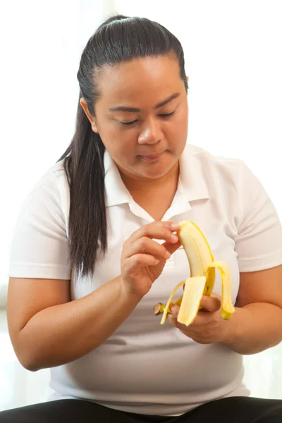 Mulher gorda com banana — Fotografia de Stock