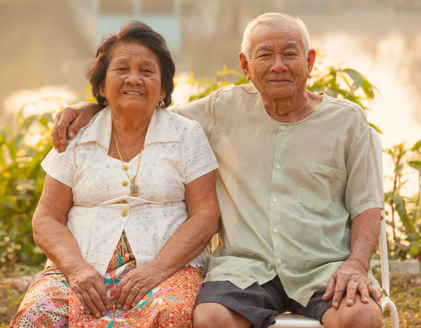 Szczęśliwa para starszy siedzi na zewnątrz — Zdjęcie stockowe
