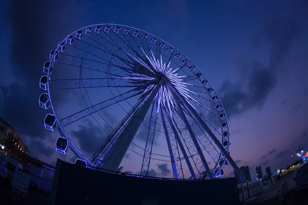 Roda gigante ao pôr-do-sol — Fotografia de Stock