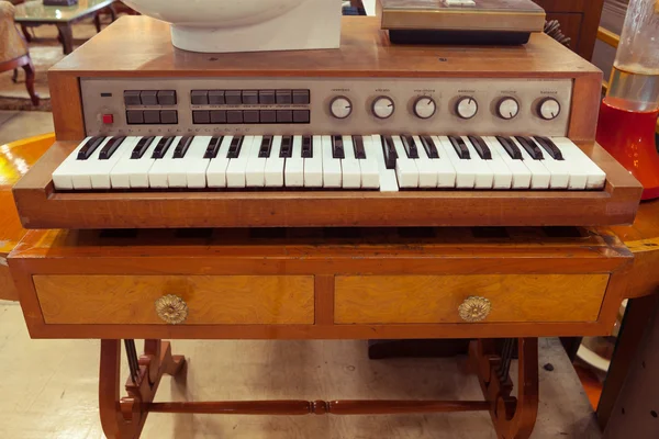 Antique piano keys and wood grain — Stock Photo, Image