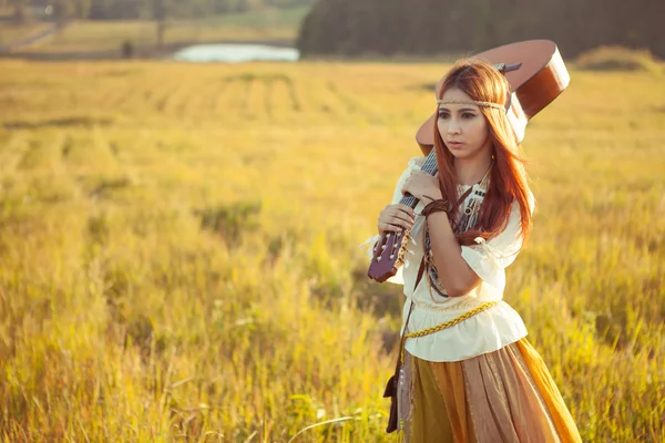 Hippie kvinna gå i gyllene fält — Stockfoto