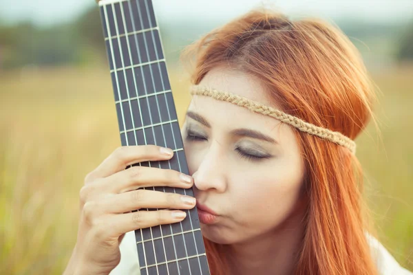 Hippie girl with guitar on grass — Stock Photo, Image