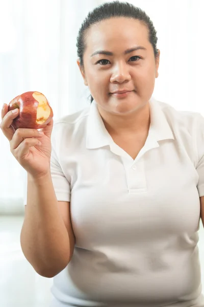 Толстая женщина с яблоком — стоковое фото