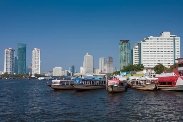 Río y ciudad — Foto de Stock