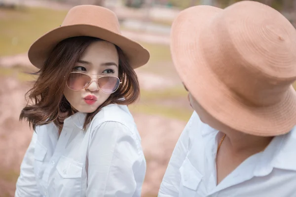 Jovem casal apaixonado — Fotografia de Stock