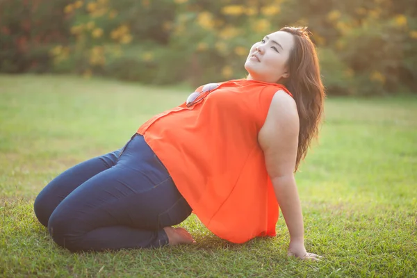 Mujer gorda feliz posando al aire libre —  Fotos de Stock