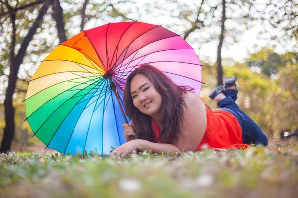Şişko kadınla mutlu: şemsiye — Stok fotoğraf