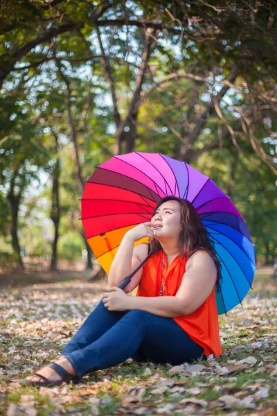 Jovem mulher gorda sentado — Fotografia de Stock