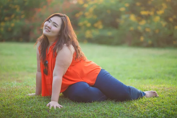 Mujer gorda feliz posando al aire libre —  Fotos de Stock