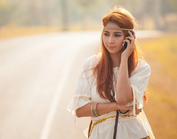 Ragazza hippy utilizzando il telefono cellulare — Foto Stock