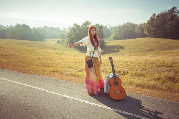 Hippie girl hitchhiking — Stock Photo, Image