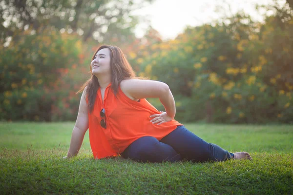 Happy fatty woman posing outdoor — Stock Photo, Image