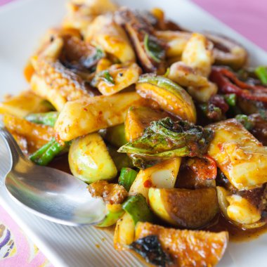 Tayland yemeği acılı kalamar köri