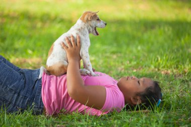 kız ve köpek yavrusu Bahçe
