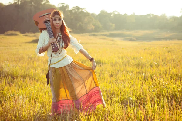 Hippie mulher andando em campo dourado — Fotografia de Stock