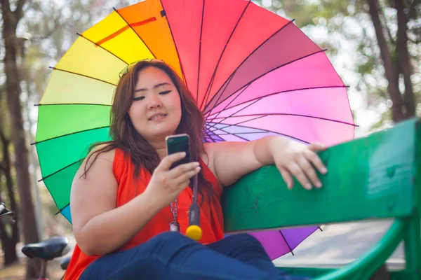 Mujer gorda feliz usando el teléfono móvil — Foto de Stock