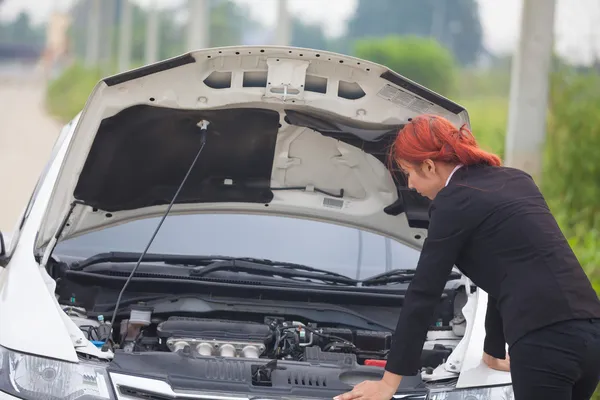 Woman with car broke down — Stock Photo, Image