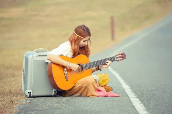 Hippie vrouw muziek afspelen — Stockfoto