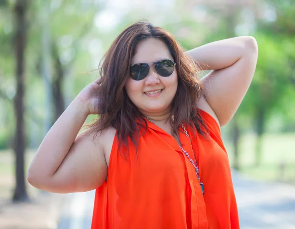 Mujer gorda feliz posando al aire libre —  Fotos de Stock
