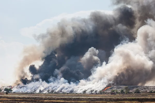 Brennender Müllhaufen voller Rauch — Stockfoto