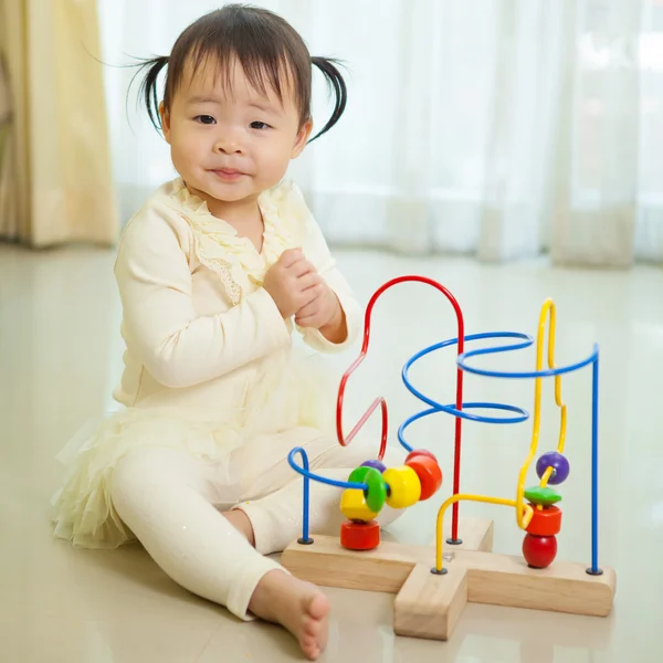 Petite fille asiatique à la maison — Photo