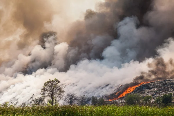 煙の燃焼ガベージ ヒープ — ストック写真