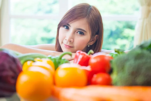 Femme heureuse cuisine légumes salade verte — Photo
