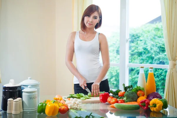 Szczęśliwa kobieta gotowania warzyw zieloną sałatą — Zdjęcie stockowe