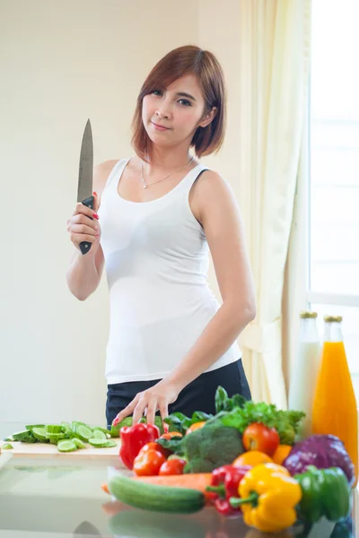 Mulher feliz cozinhar legumes salada verde — Fotografia de Stock
