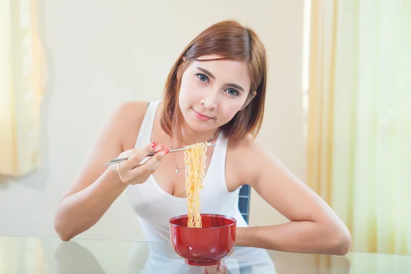 Menina comendo macarrão ramen — Fotografia de Stock