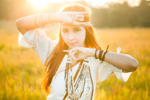 Hippie mulher posando — Fotografia de Stock