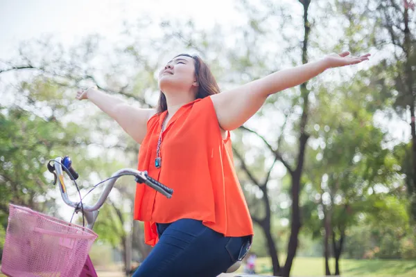 Mujer gorda feliz posando con bicicleta — Foto de Stock