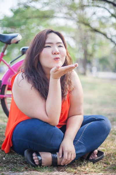 Mulher gorda feliz posando com bicicleta — Fotografia de Stock