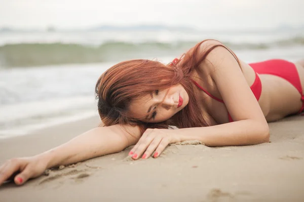 Vrouw die zich voordeed op strand — Stockfoto