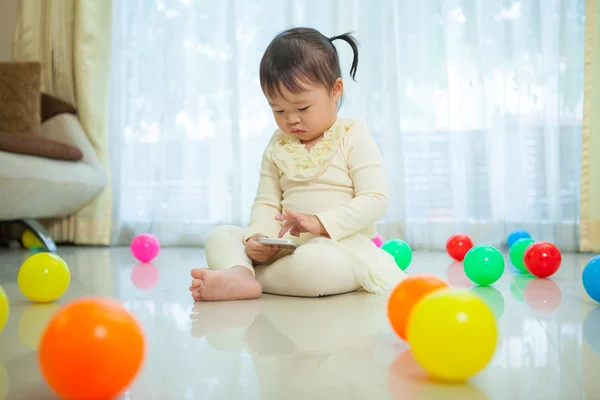 Liten flicka med mobiltelefon — Stockfoto