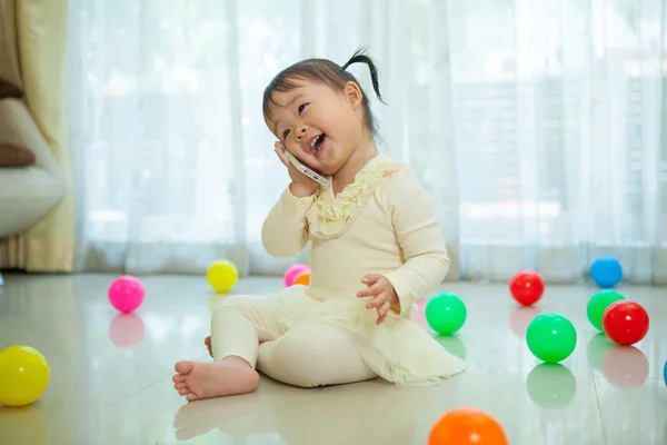 Menina falando no celular — Fotografia de Stock