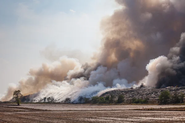 Brandende hoop vuilnis van rook — Stockfoto