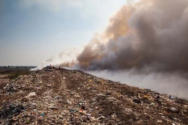 灼烧的垃圾回收堆的烟 — 图库照片