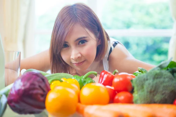 Happy woman cooking vegetables green salad — Stock Photo, Image