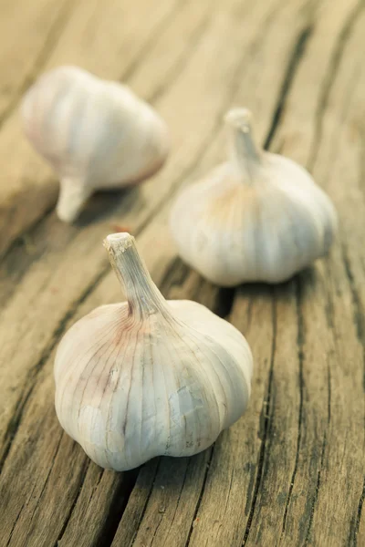 Alho orgânico em madeira — Fotografia de Stock