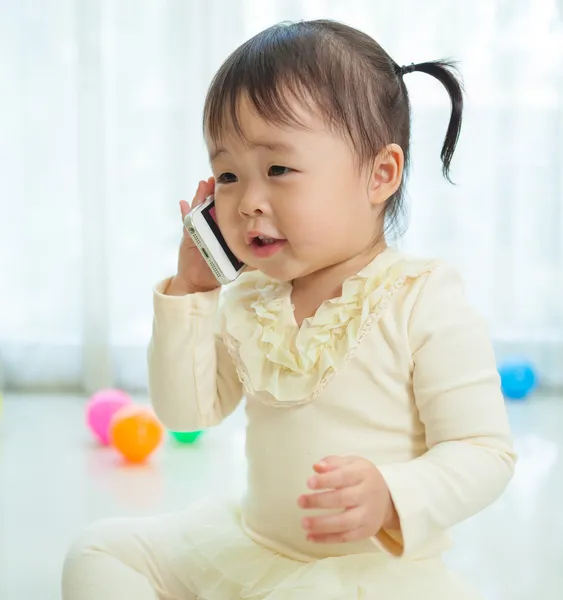 Petite fille parlant sur téléphone mobile — Photo
