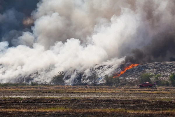 Brandende hoop vuilnis van rook — Stockfoto